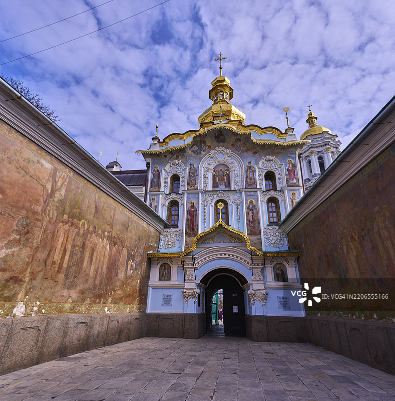 乌克兰基辅佩切尔斯克修道院令人惊叹的建筑和丰富的历史，映衬在绚丽的天空下图片素材