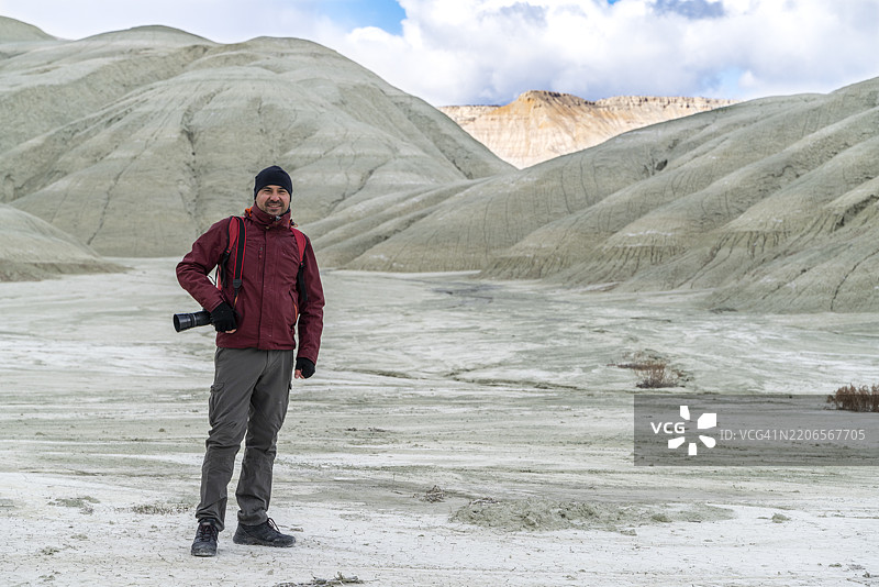 安卡拉的纳尔利汉，女孩山自然遗迹：一名男子正在观察色彩斑斓的自然地质 formations 并拍照图片素材