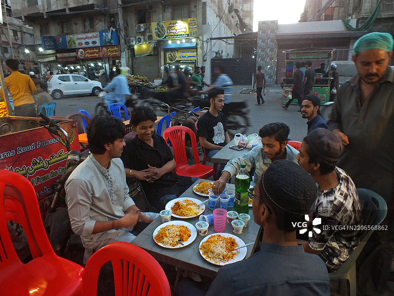 人们在美食街忙着购买各种食物以备开斋。图片素材