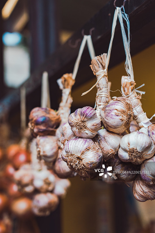 在市场上悬挂的大蒜球，英格兰图片素材