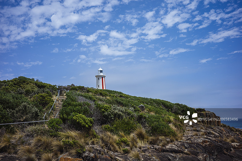 塔斯马尼亚德文港梅西布拉夫瞭望台和灯塔的低角度视图图片素材