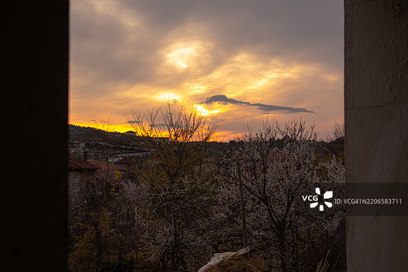 埃尔巴桑乡村的日落图片素材