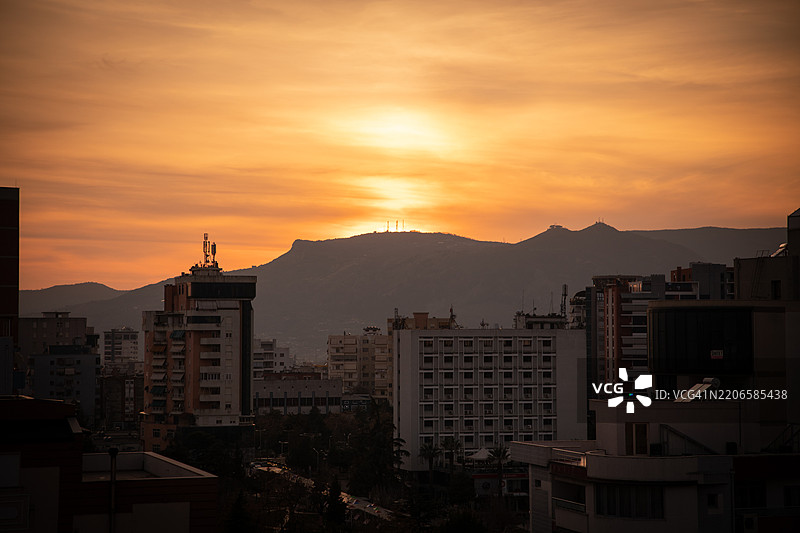 日落时分的埃尔巴桑屋顶景观图片素材