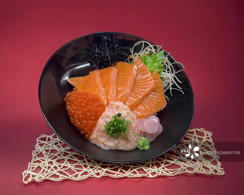 三文鱼和鱼子酱丼饭复制品图片素材