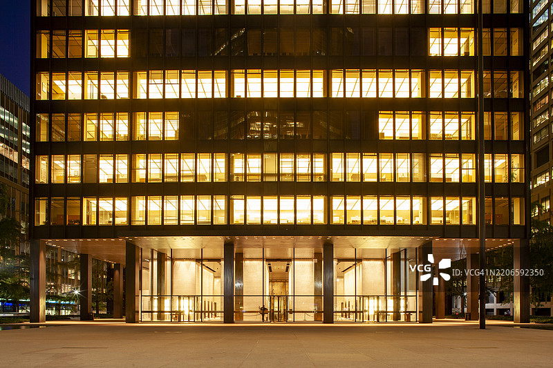 纽约市 – 日落时分的西格拉姆大厦与光轨图片素材