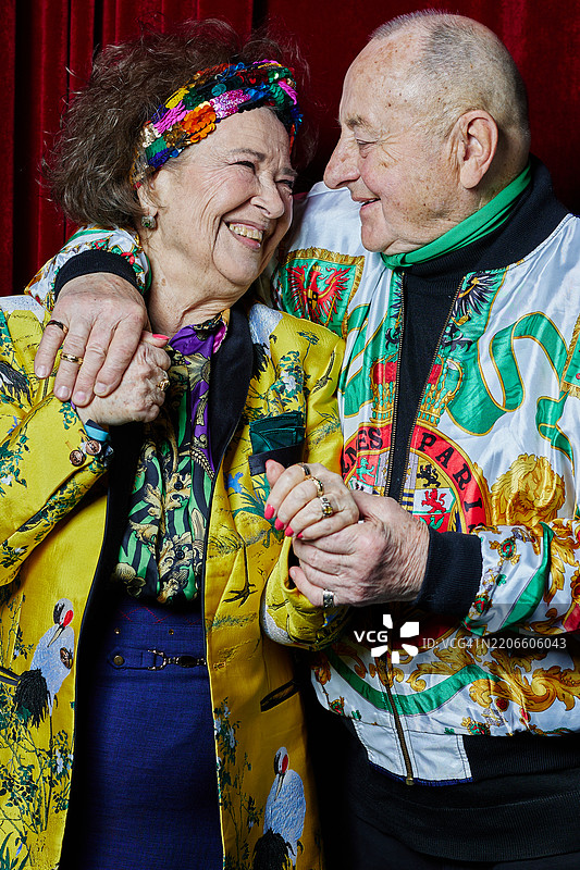 一对老年夫妇穿着时尚的服装，享受快乐时光。图片素材