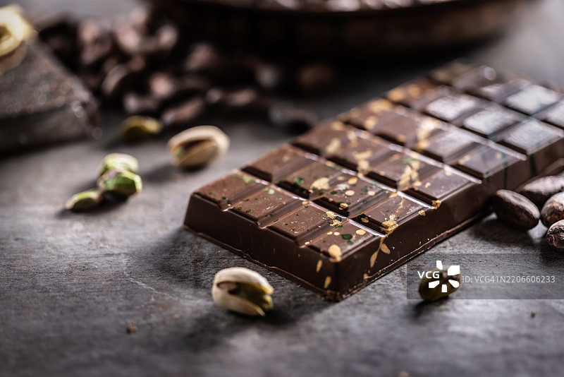 迪拜巧克力棒，配有绿色卡达伊夫和开心果酱，撒上开心果仁 - 特写镜头图片素材