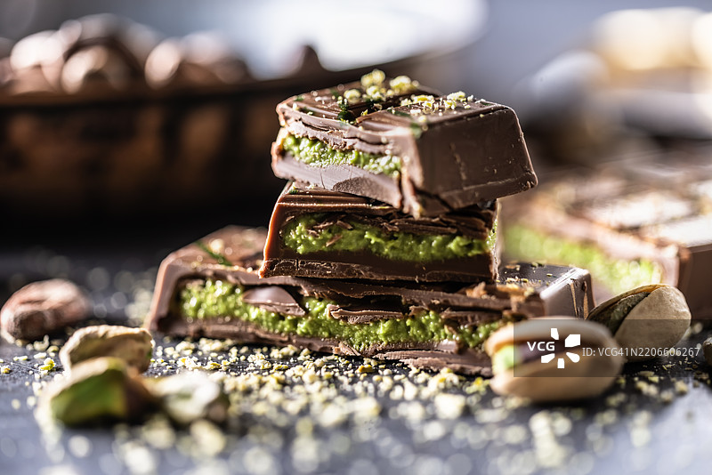 迪拜巧克力棒配绿卡达伊夫和开心果酱，撒上开心果仁 - 特写镜头图片素材
