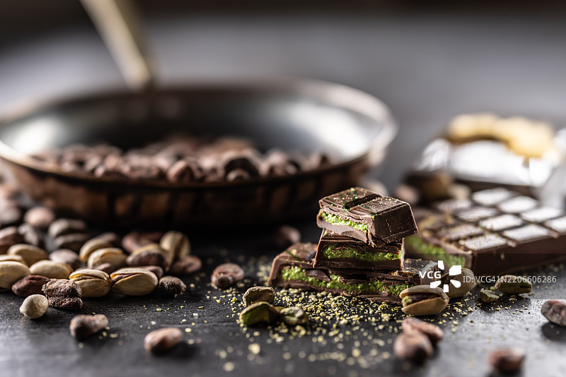 迪拜巧克力棒配绿卡达伊夫和开心果酱，撒上开心果仁 - 特写图片素材