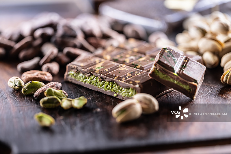 迪拜巧克力棒配绿卡达伊夫和开心果酱，撒上开心果仁 - 特写图片素材
