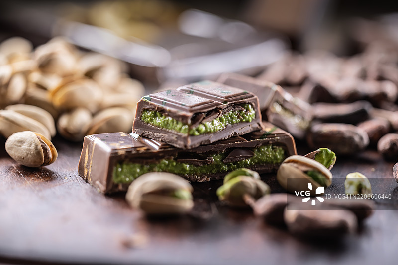 迪拜巧克力棒，配有绿色卡达伊夫和开心果酱，撒上开心果仁 - 特写镜头图片素材