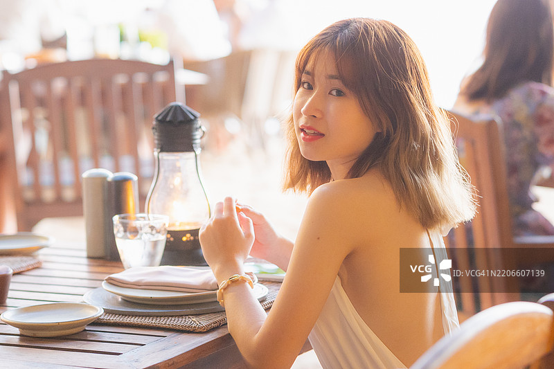 一位年轻的女旅行者在泰国甲米的Railay海滩品尝泰国美食图片素材