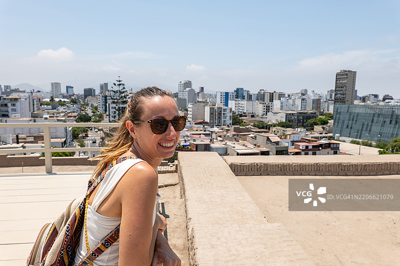 女性在城市屋顶探索城市天际线图片素材