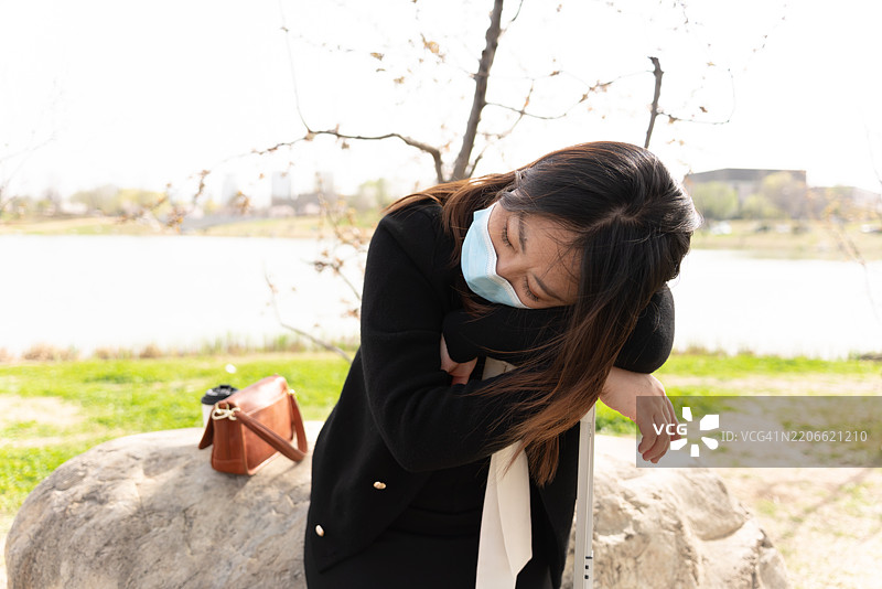 一位亚洲女性在旅行中感到头痛并皱眉。图片素材