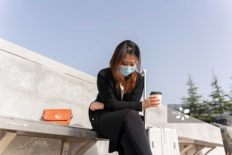 一位亚洲女性在旅行中感到腹痛图片素材