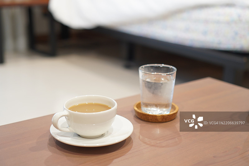 白色背景上的咖啡卡布奇诺，饮品饮料图片素材