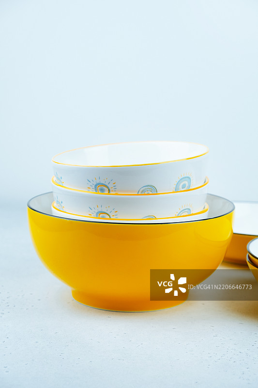 一堆色彩鲜艳的陶瓷盘子。图片素材