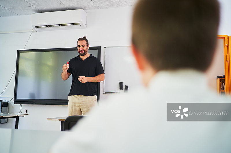 老师在教室里向学生讲解课程内容图片素材