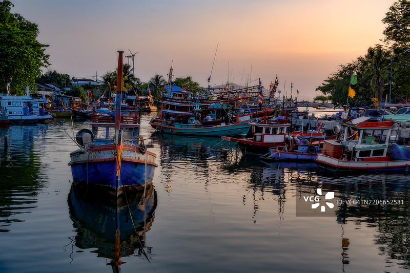 港口中的渔船。图片素材