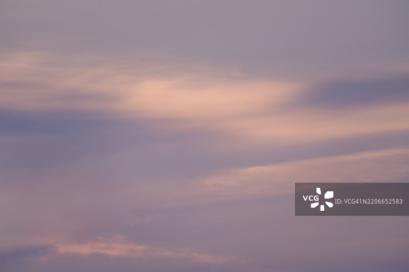 夕阳下的蓬松橙色云朵图片素材