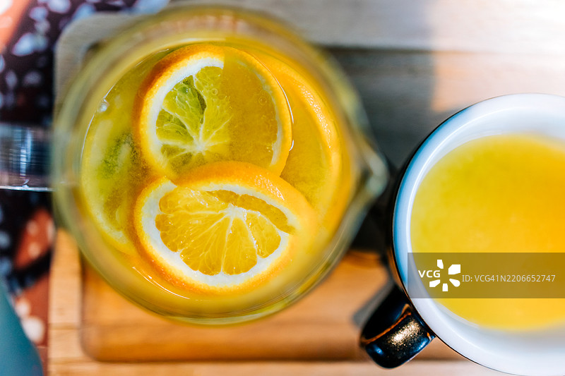 橙子片浸泡的橙味水玻璃壶图片素材