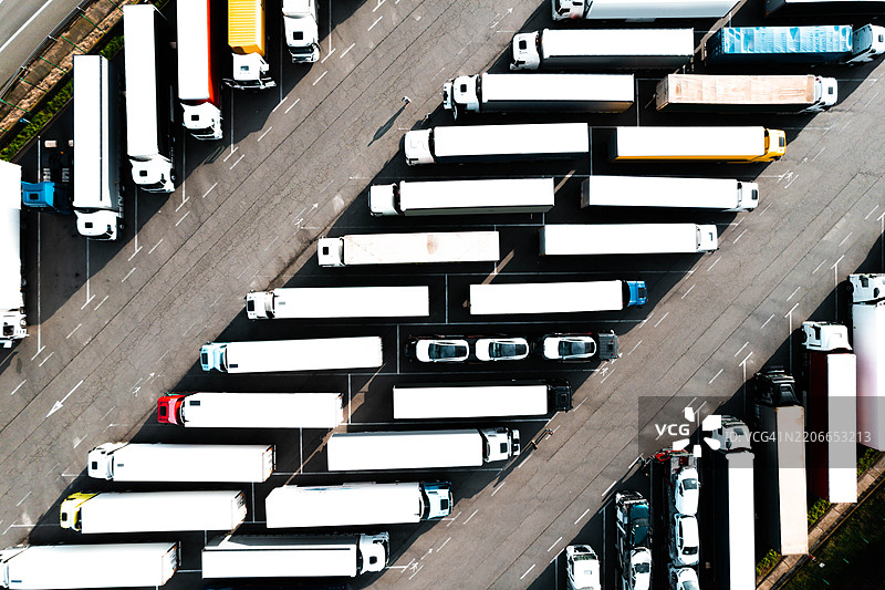 物流中心繁忙的斜角卡车停车场的俯视图图片素材