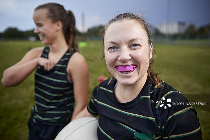 女性橄榄球运动员在运动场上佩戴护齿器的肖像图片素材