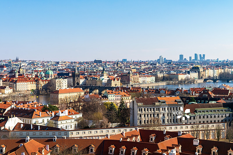 捷克共和国布拉格查尔斯桥和伏尔塔瓦河的鸟瞰图图片素材