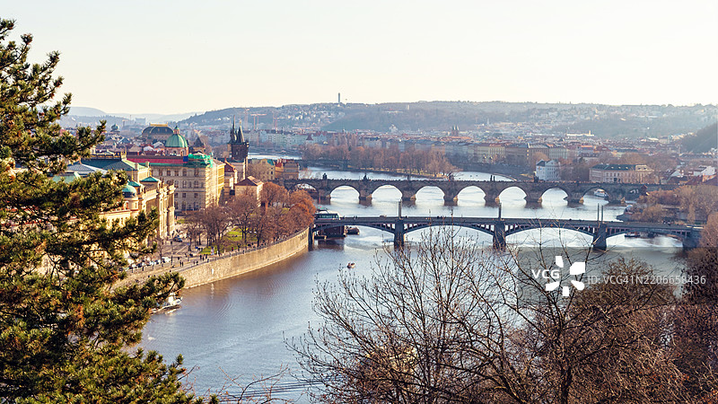 布拉格捷克共和国查尔斯桥和伏尔塔瓦河的全景视图图片素材