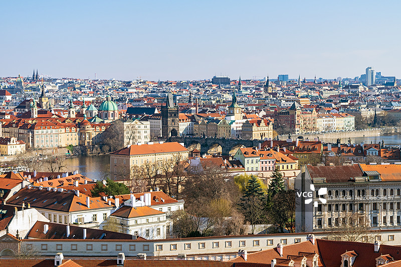 捷克共和国布拉格查尔斯桥和伏尔塔瓦河的鸟瞰图图片素材