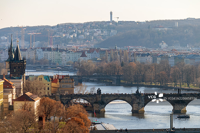捷克共和国布拉格查尔斯桥和伏尔塔瓦河的鸟瞰图图片素材
