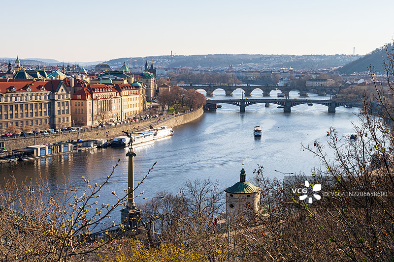 捷克共和国布拉格查尔斯桥和伏尔塔瓦河的鸟瞰图图片素材
