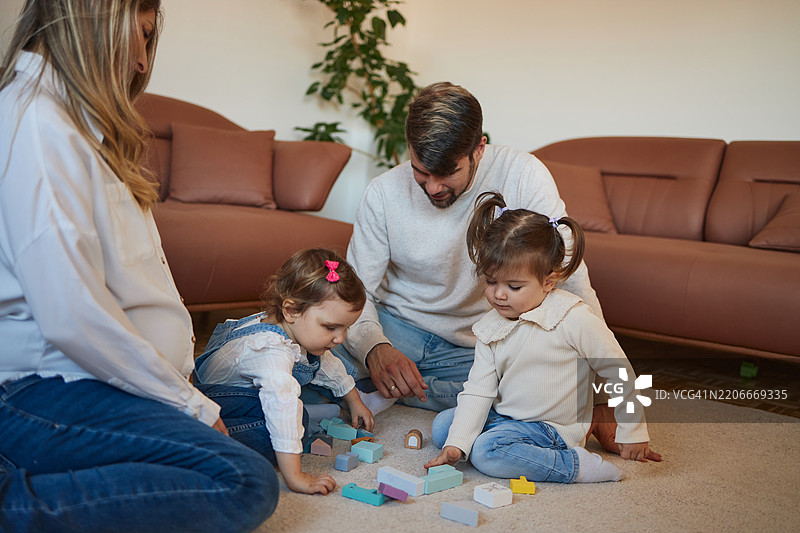 快乐的家庭享受美好的一天图片素材
