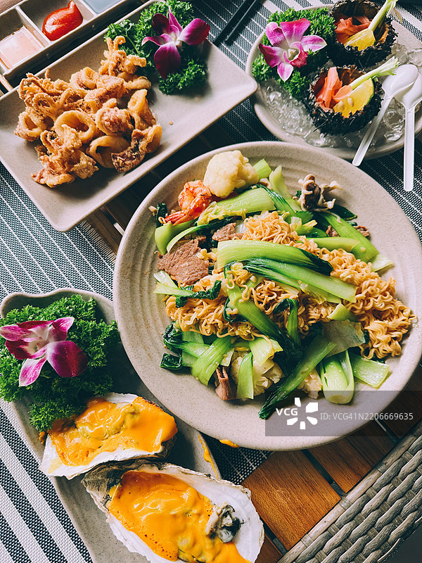 贻贝、烤章鱼、酱汁、海鲜面条街头小吃图片素材