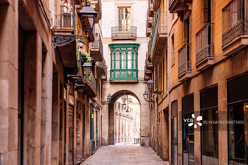 巴塞罗那哥特区迷人的小巷，带有历史悠久的阳台图片素材