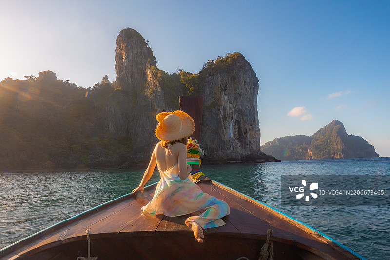 游客在甲米省的皮皮岛安达曼南海最远热带岛屿上，乘坐观光船欣赏海洋夏日的乐趣。图片素材