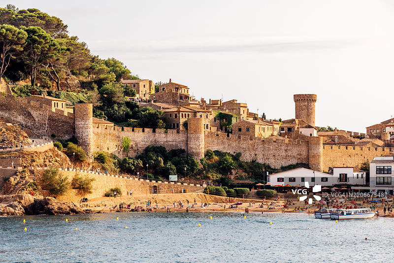 西班牙布拉瓦海岸的托萨德马尔古镇，环绕着坚固的城墙图片素材