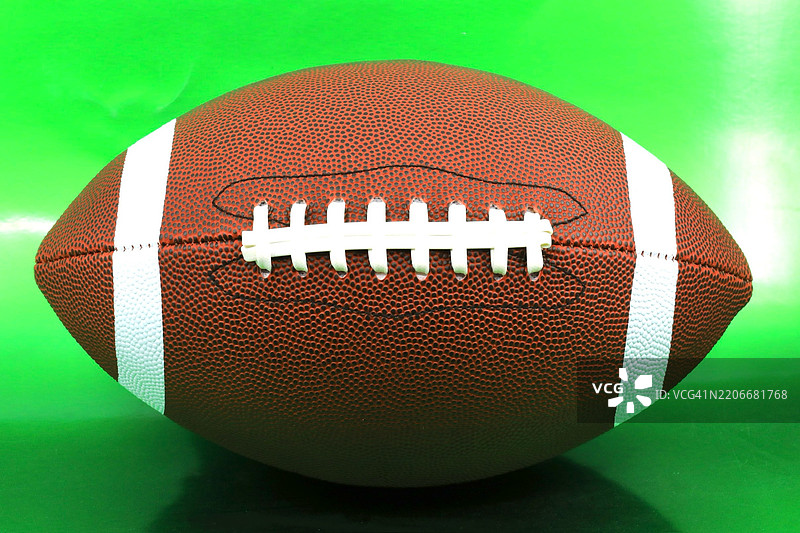 孤立的橄榄球 - 美式橄榄球的特写图片素材