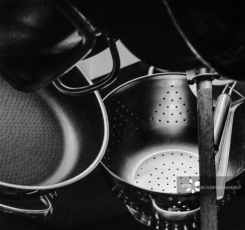 许多厨房用具的单色照片。图片素材