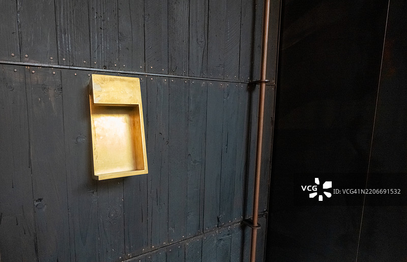 深色背景上的黄色插槽图片素材