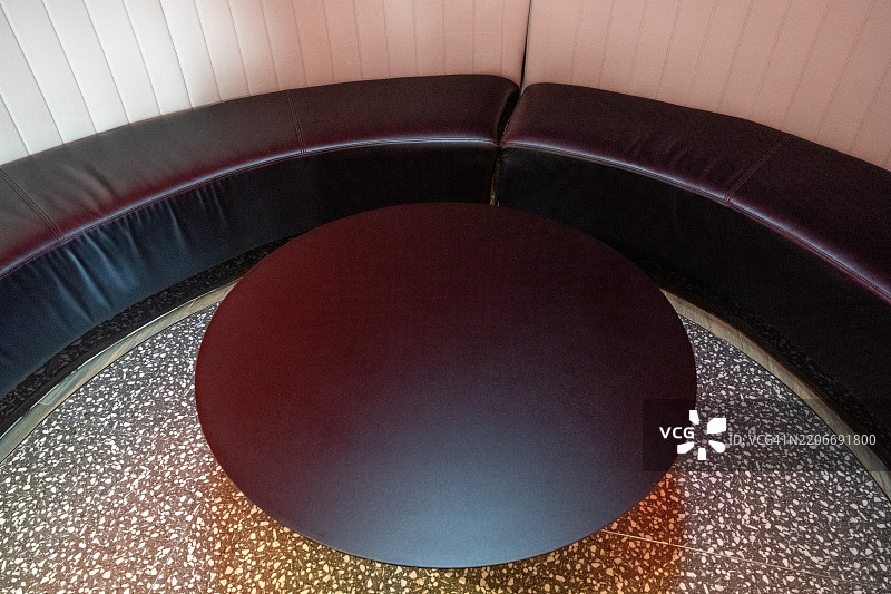 黑色圆形咖啡桌和弯曲的椅子图片素材