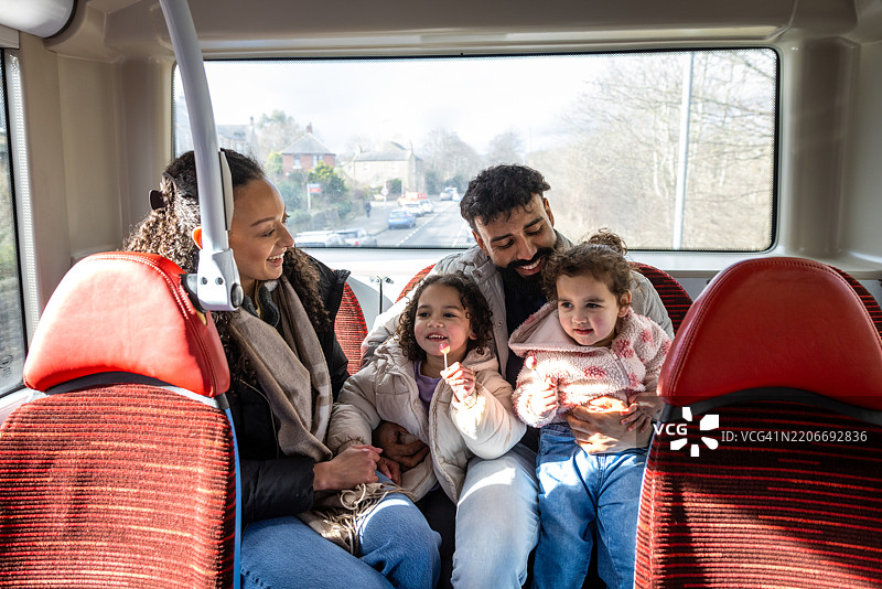 与爸爸妈妈的刺激巴士之旅图片素材