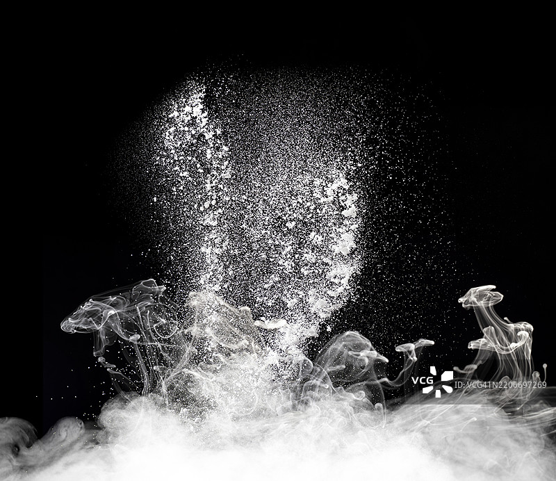 地面上方的烟雾云团伴随着向上的白色尘埃颗粒爆发。图片素材