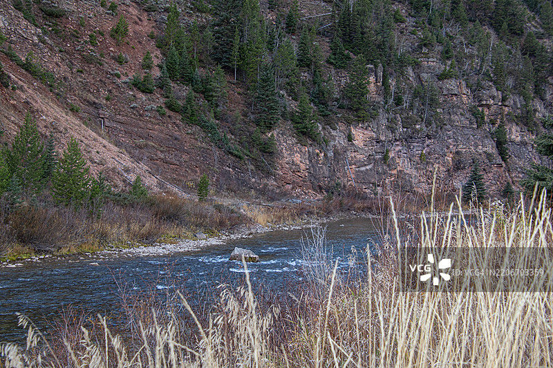 红色岩石河流图片素材