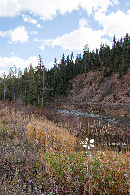 红色岩石河流图片素材