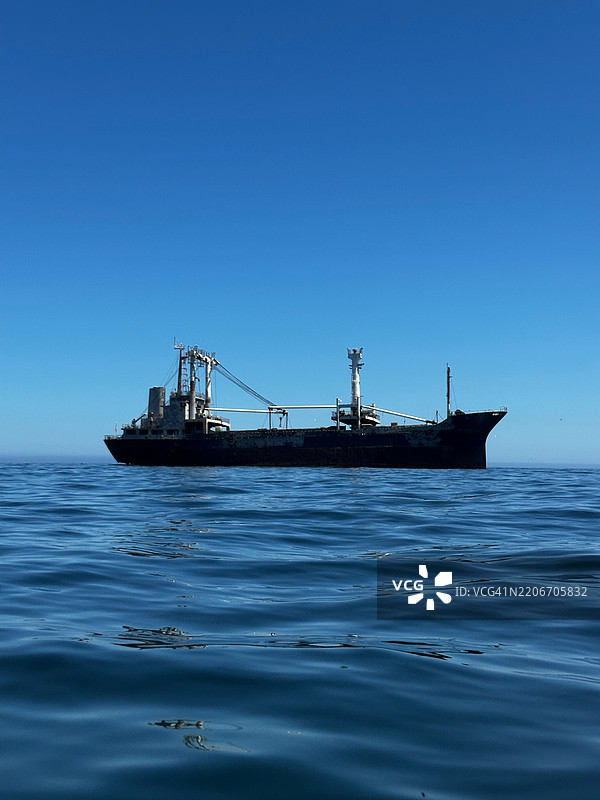 智利瓦尔帕莱索清澈蓝天下的海景图片素材