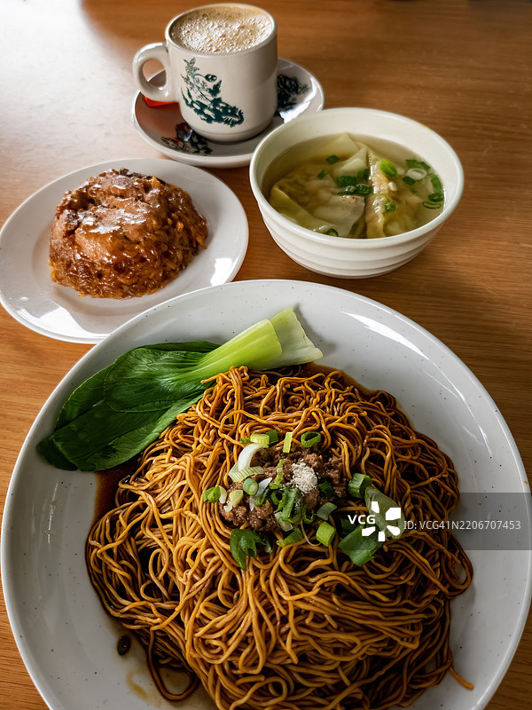 马来西亚华人的主食早餐：上方视角的云吞面、糯米和白咖啡图片素材