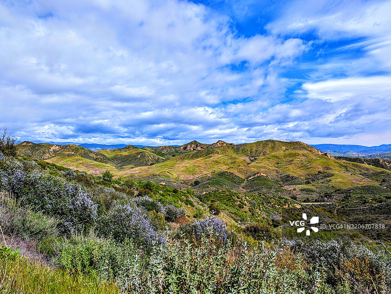 加利福尼亚州圣克拉丽塔的天空下的田野美景图片素材