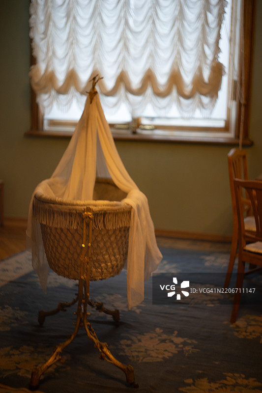 女人坐在家里的椅子上，背影。图片素材