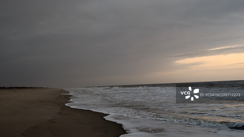 乔治亚州查塔姆县日落时分的海滩美景与天空图片素材
